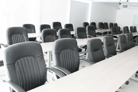 Mesas de capacitación con sillas ejecutivas