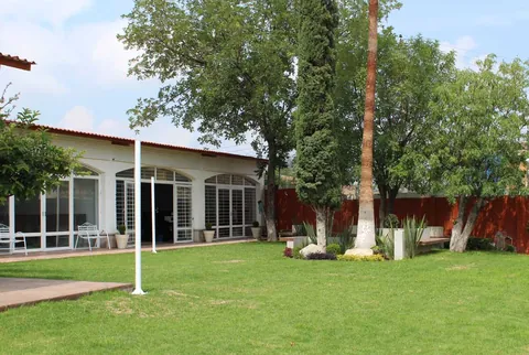 Jardín con árboles frente a las aulas